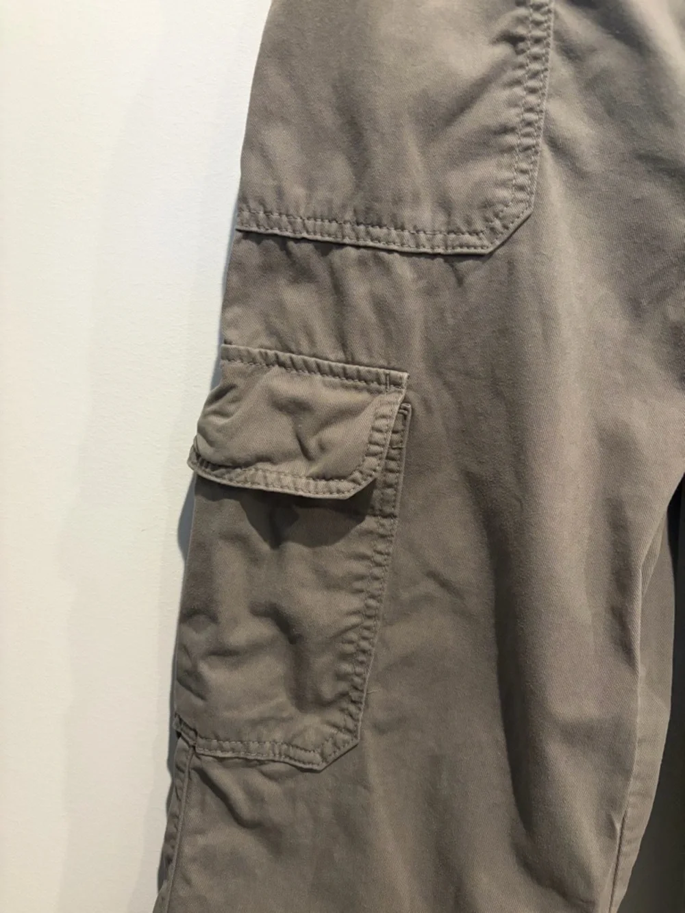 Zara Olive Cargo Pants with Multi-Pocket Utility Design - Picture 3 of 6